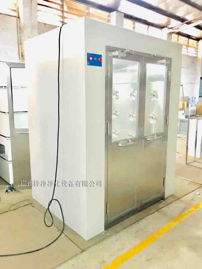 烤漆風(fēng)淋室采用冷軋鋼板作為基材，表面經(jīng)過烤漆處理。