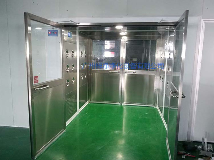 貨淋室主要用于物料表面的除塵，常用于生產線或倉庫的出口處。