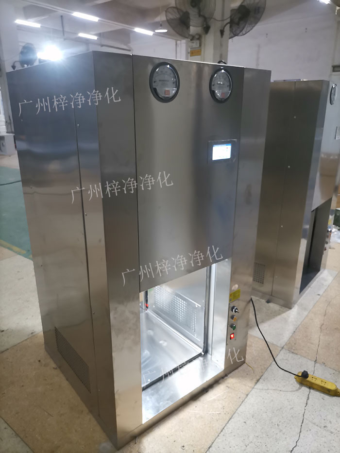 機器人機械臂傳遞窗是通過高精度的傳感器，實現機器人與傳遞窗的精準對接。