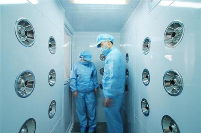 啟動(dòng)風(fēng)淋室按下啟動(dòng)按鈕，風(fēng)淋室開始工作，風(fēng)機(jī)啟動(dòng)，過濾器開始過濾空氣。