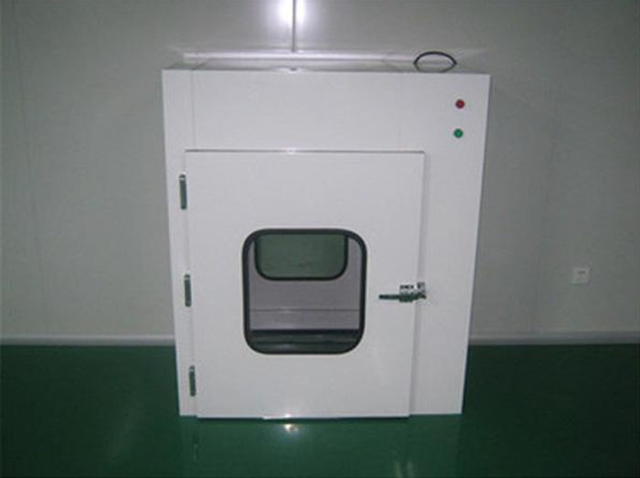 落地式傳遞窗在物料進出潔凈區(qū)，必須嚴(yán)格與人流通道分開，由生產(chǎn)車間物料專用通道進出。