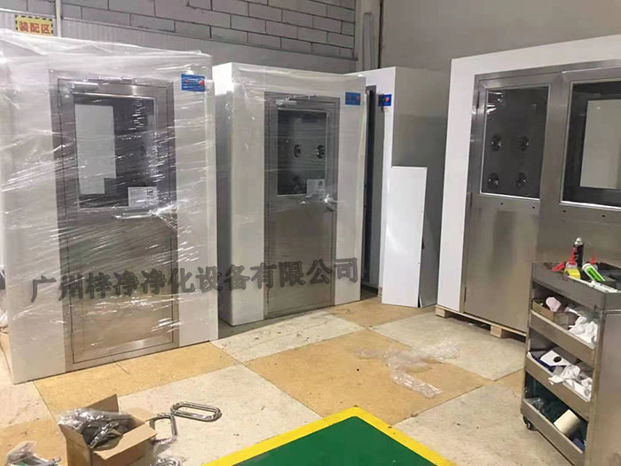 風淋室的性能無疑是衡量整個凈化系統效果的關鍵因素 風淋室的性能無疑是衡量整個凈化系統效果的關鍵因素