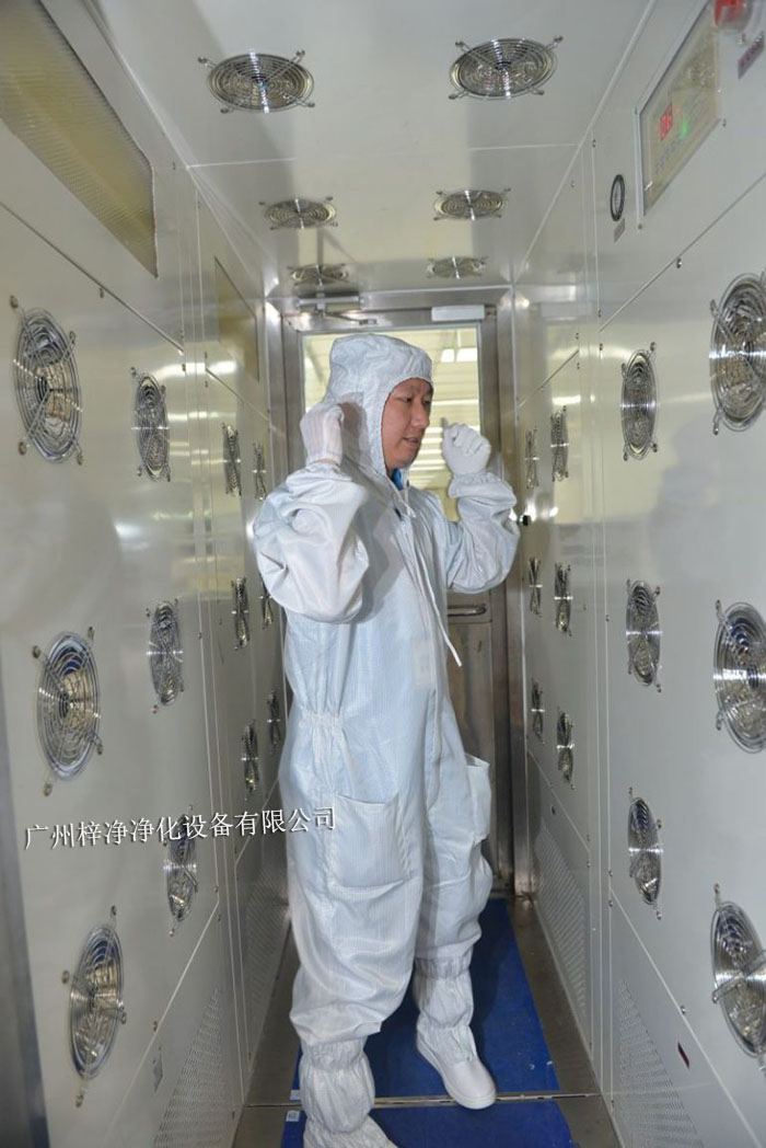 進入風淋室前正確穿戴規(guī)范